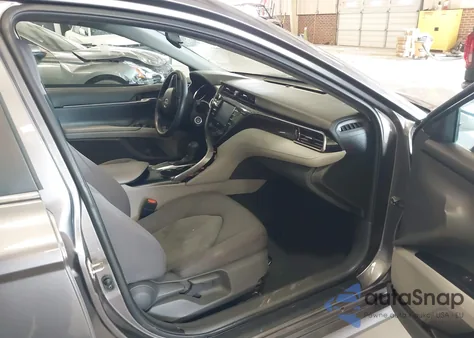 2020 Toyota Camry Le z USA, uszkodzony, nr VIN 4T1C11AK2LU933181